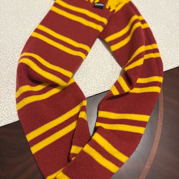 Harry Potter Gryffindor Scarf Red and Yellow Fringe Stripes Universal Studios - Picture 6 of 7